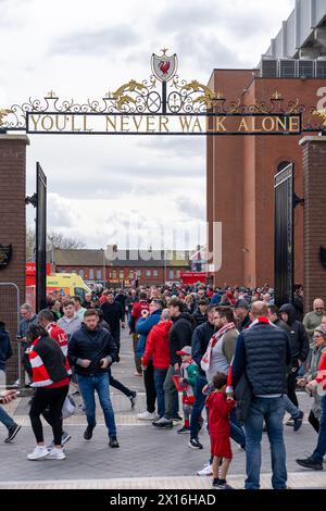 Fans streamen aus dem Anfield Stadium nach einem Spiel, Liverpool, 15. April 2024 Stockfoto