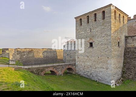 Vidin, Bulgarien - 16. März 2024: Brücke zum Schloss Baba Vida, historisches Wahrzeichen am Frühlingstag. Stockfoto