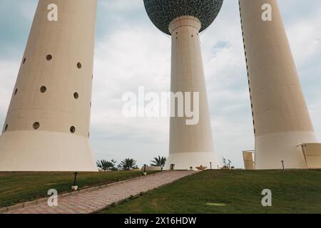 Die Kuwait Towers, drei Türme, die kugelförmige Strukturen in Kuwait City unterstützen Stockfoto
