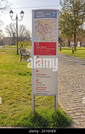 Craiova, Rumänien - 16. März 2024: Touristenkarte mit Wegbeschreibungen zu Attraktionen und Sehenswürdigkeiten am Town Park Spring Day. Stockfoto