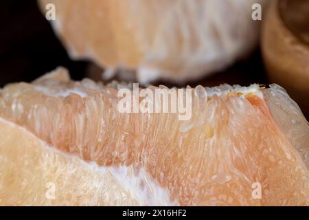 Frisch geschälter rosa Pomelo auf dem Tisch, süßer frischer Zitruspomelo auf dem Küchentisch Stockfoto