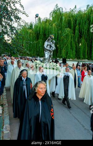 Paris, Frankreich, Menschenmassen, Marsch, Katholische Feiertage Tradition, Tag der Himmelfahrt Jungfrau Maria, 15. August, Prozession Notre Dame, Stockfoto