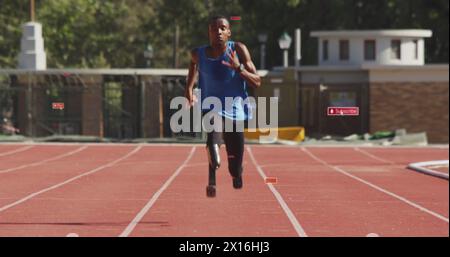 Bild von Benachrichtigungsbalken über afroamerikanische Athleten, die auf der Rennstrecke laufen Stockfoto