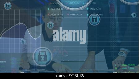 Vorhängeschloss in Kreisen, Handelstafeln, Diagramme über kaukasische Kollegen, die im Amt diskutieren Stockfoto