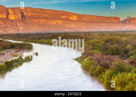 Licht des frühen Morgens über Rio Grande Fluss am Santa Elena Canyon in Big Bend Nationalpark. Stockfoto