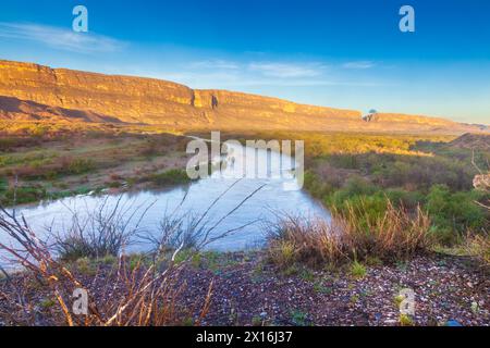 Licht des frühen Morgens über Rio Grande Fluss am Santa Elena Canyon in Big Bend Nationalpark. Stockfoto