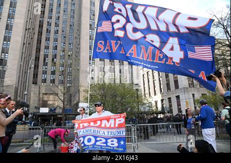 New York, Usa. April 2024. Anhänger des ehemaligen Präsidenten Donald Trump versammeln sich am Montag, den 15. April 2024, vor dem Strafgericht von Manhattan in New York. Die Auswahl der Jury begann heute im kriminellen Schattengeldprozess gegen den ehemaligen Präsidenten Donald Trump, der beschuldigt wird, Geschäftsunterlagen gefälscht zu haben, um seine Affäre mit der Erwachsenenschauspielerin Stormy Daniels zu verbergen. Foto: Louis Lanzano/UPI Credit: UPI/Alamy Live News Stockfoto