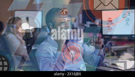 Bild von Mediensymbolen über lächelndem afroamerikanischen Geschäftsmann mit Telefon-Headset Stockfoto