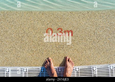 Zwei Meter am Eingang zum Pool mit einer Tiefenanzeige von 0,3 Metern. Stockfoto