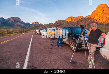 Fotografen, die das Morgenlicht in den Chisos Mountains im Big Bend National Park einfangen. Stockfoto