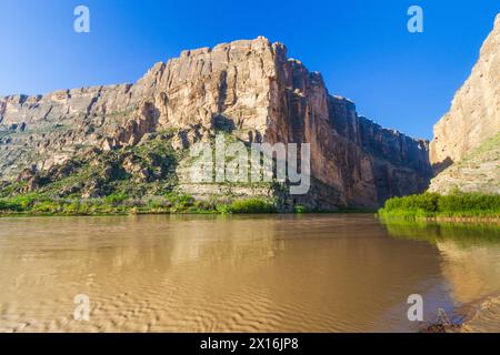 Santa Elena Canyon am Fluss Rio Grande in Big Bend Nationalpark. Stockfoto