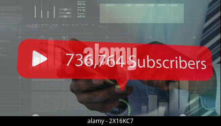 Bild des Mediensymbols und der Datenverarbeitung über afroamerikanischen Geschäftsmann mit Smartphone Stockfoto