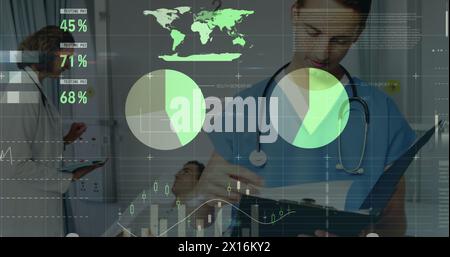 Bild der Datenverarbeitung über kaukasische Ärztin und Krankenschwester im Patientengespräch Stockfoto