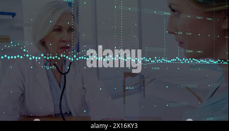 Bild der Datenverarbeitung über kaukasische Ärztin mit Patientengespräch Stockfoto