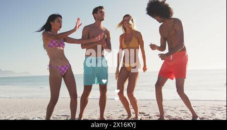 Bild von Herzen, die über glückliche, vielfältige weibliche und männliche Freunde schweben, die Spaß am Strand haben Stockfoto