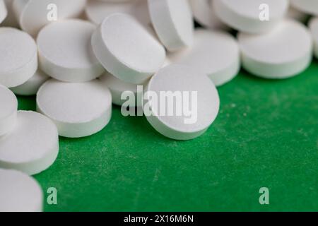 Weiße Tabletten zur Behandlung von Krankheiten, moderne weiße Tabletten in großen Mengen Stockfoto