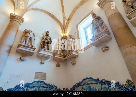 Die Skulptur zeigt die Krönung von König Alfons I. durch den Heiligen Bernhard und Papst Alexander III. Die Königshalle (Sala dos Reis). Das Kloster Alcobaca (M Stockfoto