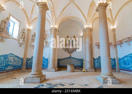 Die Skulptur zeigt die Krönung von König Alfons I. durch den Heiligen Bernhard und Papst Alexander III. Die Königshalle (Sala dos Reis). Das Kloster Alcobaca (M Stockfoto