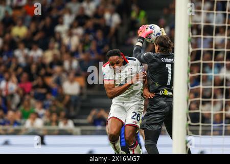 Mailand, Italien. April 2024. Yann Sommer vom FC Internazionale (R) und Yerry Mina von Cagliari Calcio (L), die während des Fußballspiels der Serie A 2023/24 zwischen dem FC Internazionale und Cagliari Calcio im Giuseppe Meazza Stadium, Mailand, Italien, am 14. April in Aktion waren, 2024 - Foto FCI/Fabrizio Carabelliseen in Aktion während des Fußballspiels der Serie A 2023/24 zwischen dem FC Internazionale und Cagliari Calcio im Giuseppe Meazza Stadion. Endstand; Inter 2:2 Cagliari. Quelle: SOPA Images Limited/Alamy Live News Stockfoto