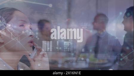 Bild einer asiatischen Frau, die auf dem Handy spricht, afroamerikaner, der Liegestütze mit verbundenen Punkten macht Stockfoto