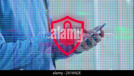 Nummernbild und digitales Vorhängeschloss über die Hände eines kaukasiers mit Smartphone Stockfoto