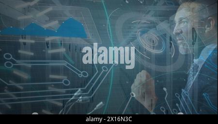 Bild der Datenverarbeitung über verschiedenen Symbolen für Geschäftsleute Stockfoto