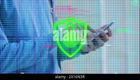 Nummernbild und digitales Vorhängeschloss über die Hände eines kaukasiers mit Smartphone Stockfoto