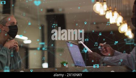 Bild eines Netzwerks von Verbindungen mit Symbolen über verschiedene Geschäftsleute Stockfoto