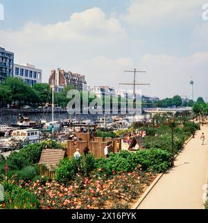 Paris Frankreich verankert Boote «Bassin de l 'Arsenal» «Port de l ' Arsenal» Sommer Seine «Place De La Bastille» Stockfoto