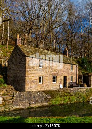 Äußere des Aqueduct Cottage ein restauriertes Gebäude des II. Grades am Cromford Canal in der Nähe von Whatstandwell Derbyshire Peak District England Großbritannien Stockfoto
