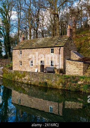 Äußere des Aqueduct Cottage ein restauriertes Gebäude des II. Grades am Cromford Canal in der Nähe von Whatstandwell Derbyshire Peak District England Großbritannien Stockfoto