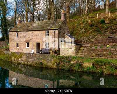 Äußere des Aqueduct Cottage ein restauriertes Gebäude des II. Grades am Cromford Canal in der Nähe von Whatstandwell Derbyshire Peak District England Großbritannien Stockfoto
