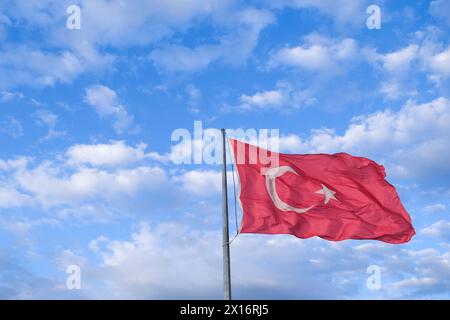 Türkische Flagge winkt mit bewölktem Himmel Hintergrund. Nationales Symbol der Türkei. Hintergrund des Indepence-Tages für die Türkei Türkiye. Offener Bereich. Stockfoto