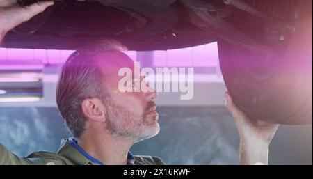 Der Mechaniker überprüft den Reifendruck in der Werkstatt Stockfoto