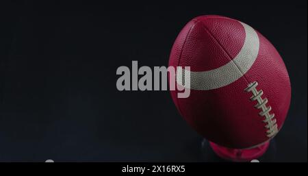 Ein Bild einer leuchtenden weißen und blauen Lichtspur mit Lichtflecken, die sich in einer hypnotischen Bewegung auf einem p bewegen Stockfoto