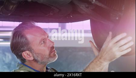 Der Mechaniker überprüft den Reifendruck in der Werkstatt Stockfoto