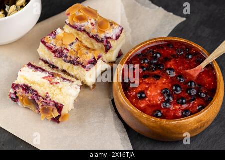 Köstliches Dessert mit Hüttenkäse-Creme mit Erdbeeren und Mandeln, hausgemachten Kuchen mit Erdbeeren und Frischkäse Stockfoto