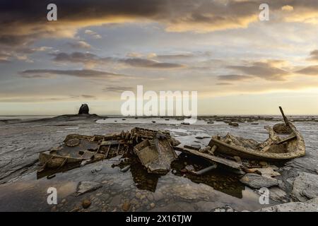 Simulierter Sonnenaufgang am Wrack des Admiral von Tromp in Black nab in der Nähe von whitby im Norden yorkshires Stockfoto