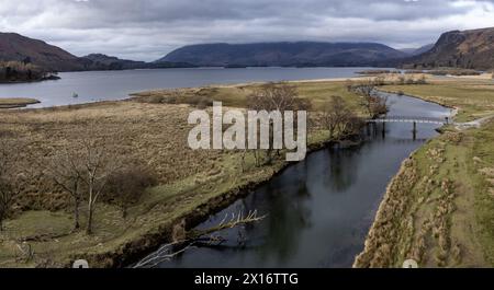 der fluss derwent und die große Bucht am südlichen Ende von derwent Water und die chinesische Brücke Fußbrücke mit Blick aus der Vogelperspektive Stockfoto