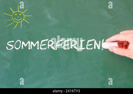 Symbolbild der Sommerferien (Deutschland): Das Wort SOMMERFERIEN steht auf einer Schultafel Stockfoto
