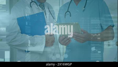 Bild der Datenverarbeitung über verschiedene männliche Ärzte und Gesundheitspersonal diskutieren im Krankenhaus Stockfoto