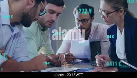 Bild der Datenverarbeitung über verschiedene Geschäftsleute, die im Büro arbeiten und diskutieren Stockfoto