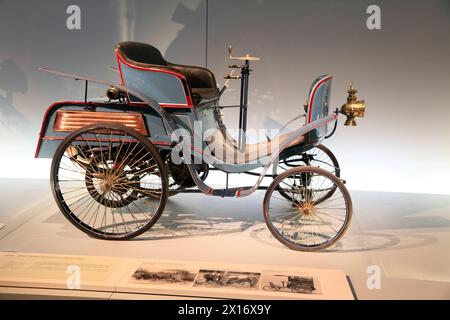 Benz Motor-Velociped komfortabel von 1898, Mercedes-Benz Museum, Stuttgart, Baden-Württemberg, Deutschland *** Benz Motor Velociped komfortabel von 1898, Mercedes Benz Museum, Stuttgart, Baden-Württemberg, Deutschland Stockfoto