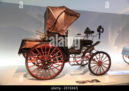 Benz Victoria von 1893, erstes Vierrad-Automobil von Karl Benz, Mercedes-Benz Museum, Stuttgart, Baden-Württemberg, Deutschland *** Benz Victoria von 1893, erstes Vierrad-Automobil von Karl Benz, Mercedes-Benz Museum, Stuttgart, Baden-Württemberg, Deutschland Stockfoto