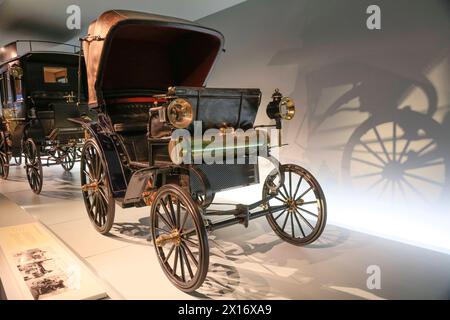 Daimler Riemenwagen VIS-a-VIS, Mercedes-Benz Museum, Stuttgart, Baden-Württemberg, Deutschland *** Daimler Gürtelwagen VIS a VIS, Mercedes Benz Museum, Stuttgart, Baden-Württemberg, Deutschland Stockfoto