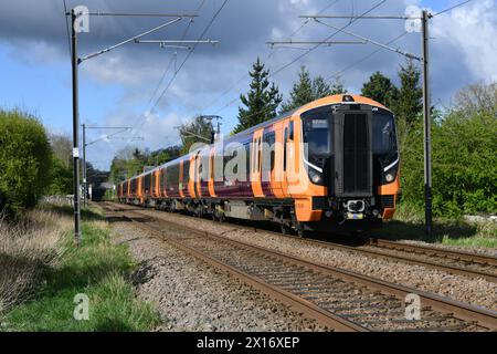 Die West Midlands Railway Aventra Class 730 Electric Multiple Units nahm am 15. April 2024 den Personenverkehr auf der Strecke Birmingham Cross City auf Stockfoto