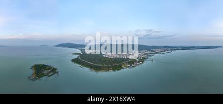 (240415) -- PEKING, 15. April 2024 (Xinhua) -- ein Luftdrohnenfoto vom 10. April 2024 zeigt einen Blick auf den Taihu-See in der Nähe der Stadt Dongshan im Bezirk Wuzhong in Suzhou, ostchinesischer Provinz Jiangsu. Der Taihu-See liegt im Unterlauf des Yangtze-Flusses und ist eine wichtige Wasserquelle für 17 Millionen Einwohner in einem der am dichtesten besiedelten und wirtschaftlich entwickelten Gebiete Chinas. Die Wasserqualität des Taihu Lake, Chinas drittgrößtem Süßwassersee, hat sich im Laufe der Jahre immer weiter verschlechtert und erreichte 2023 seinen besten Stand seit 2007. Auch die verbesserte ökologische Umwelt hat sich verbessert Stockfoto