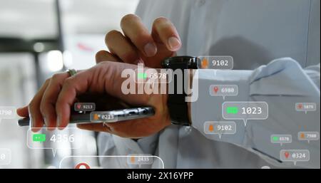 Bild der Benachrichtigungsbalken über dem kaukasier mit Smartphone und Scrollen in der Smartwatch Stockfoto
