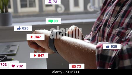 Bild von sich ändernden Zahlen, Symbole in Benachrichtigungsbalken, birassischer Mann mit Smartwatch Stockfoto