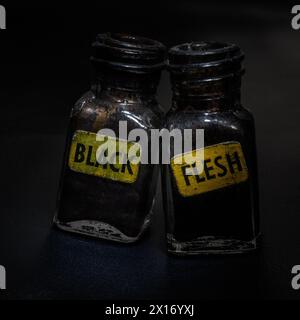 Zwei Flaschen getrocknete Tinte mit Etiketten „Flesh & Black“ Stockfoto